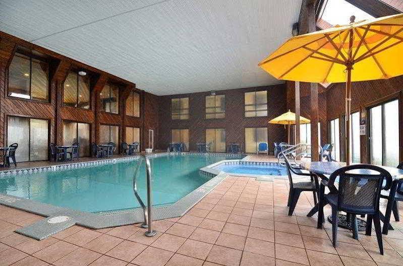 מקינאו סיטי Best Western Plus Dockside Waterfront Inn מראה חיצוני תמונה