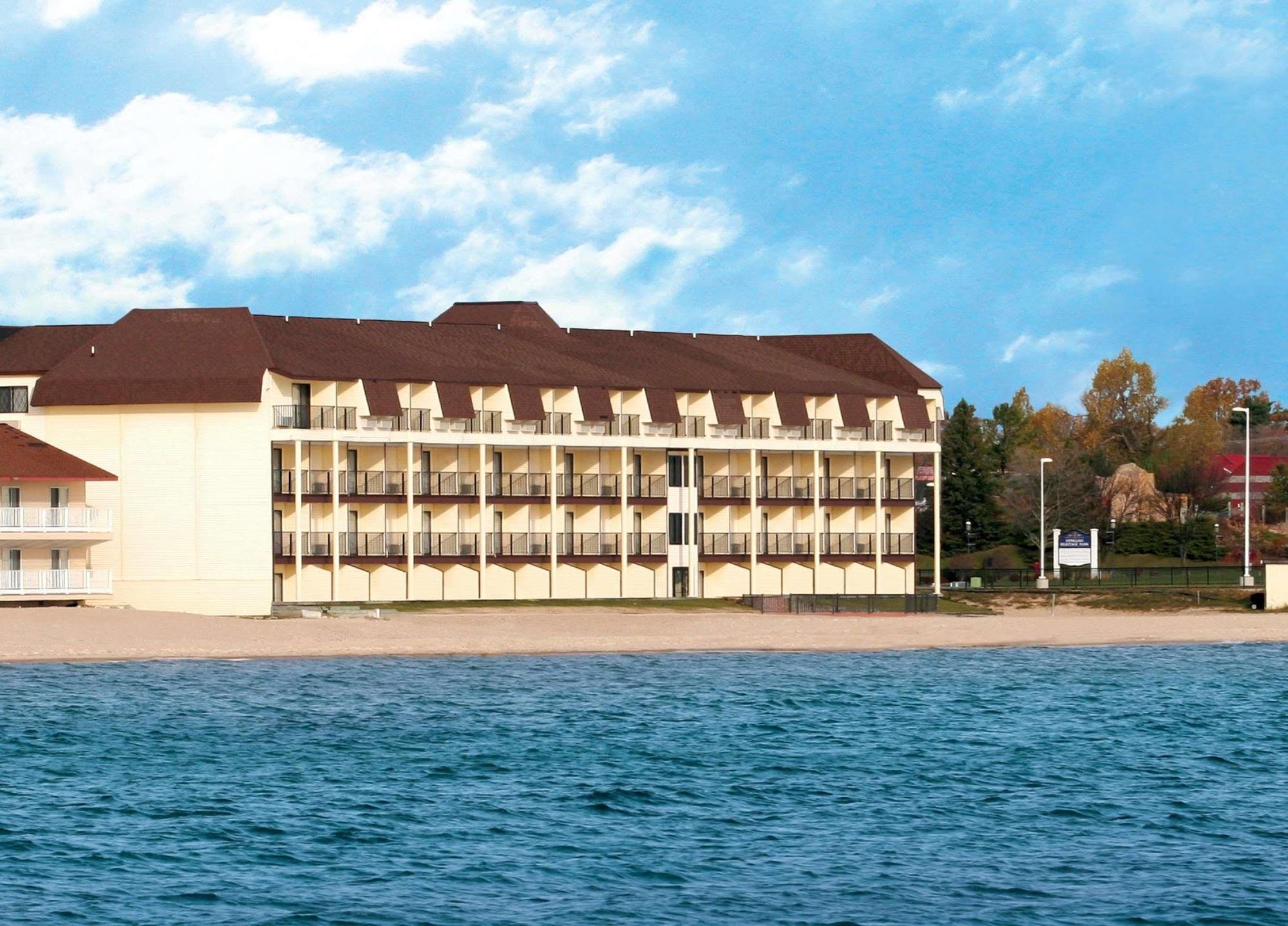 מקינאו סיטי Best Western Plus Dockside Waterfront Inn מראה חיצוני תמונה